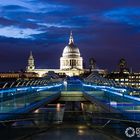 Blick auf St. Pauls Cathadral über die Millenium Bridge