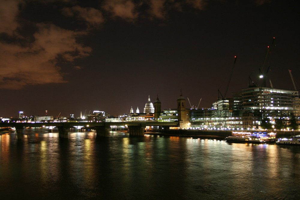 Blick auf St. Pauls Cathedral bei Nacht