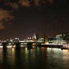 Blick auf St. Pauls Cathedral bei Nacht