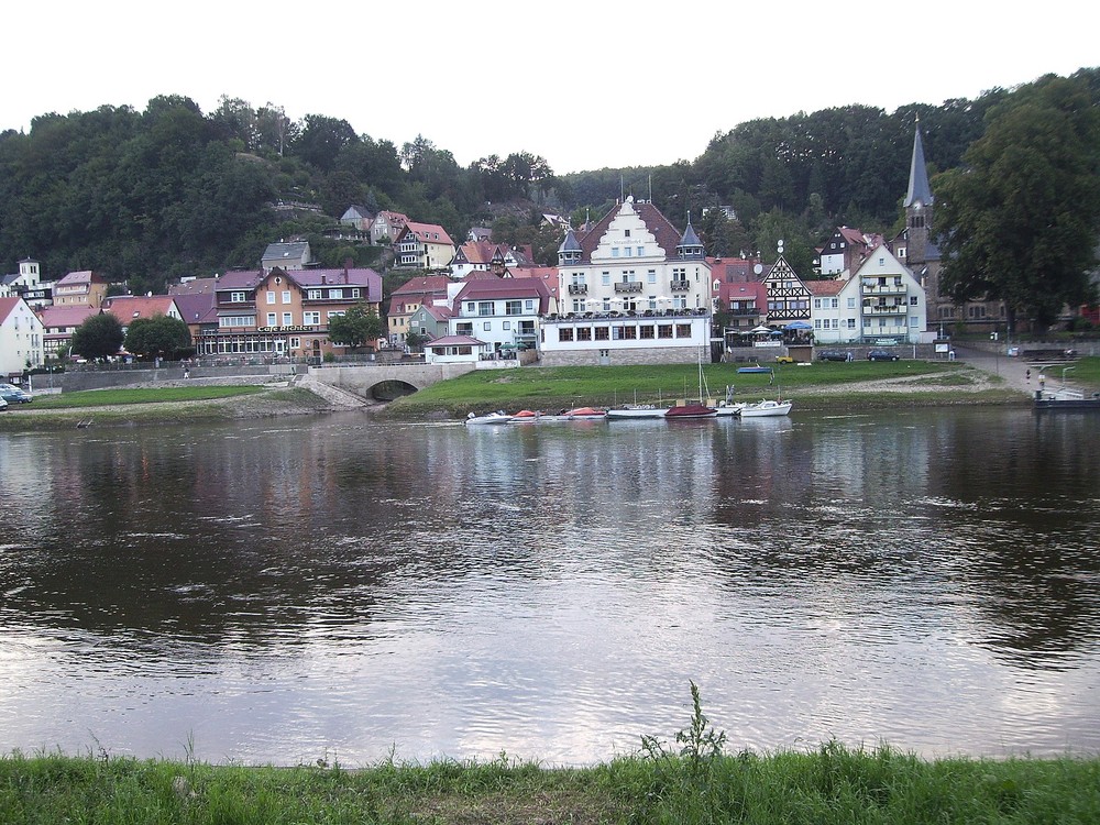 Blick auf Stadt Wehlen in der sächs. Schweiz- Abenddämmerung