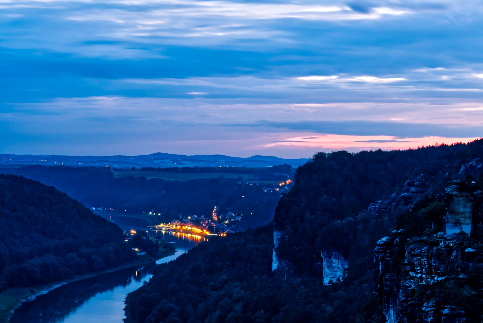 Blick auf Stadt Wehlen (Sächsische Schweiz) von Bastei, blaue Stunde