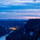 Blick auf Stadt Wehlen (Sächsische Schweiz) von Bastei, blaue Stunde