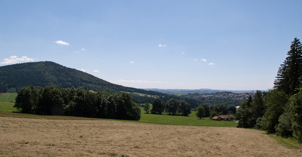 Blick auf Staffelberg und die Stadt Hauzenberg