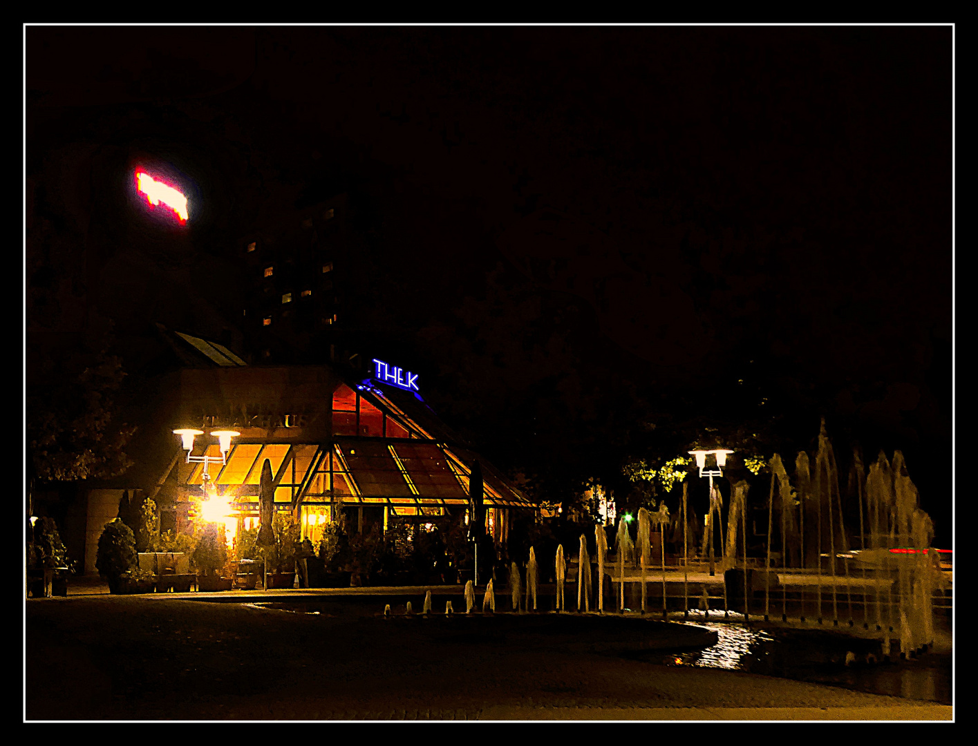 Blick auf Steakhouse und Springbrunnen