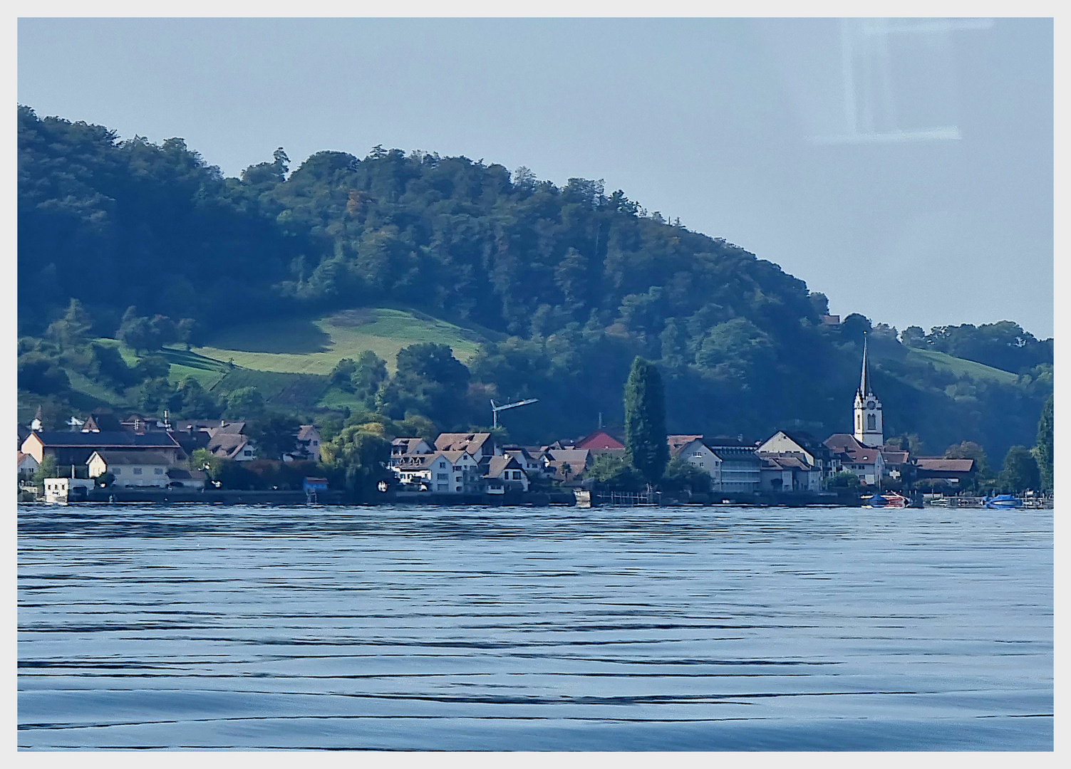 Blick auf Stein am Rhein durchs Schiffsfenster