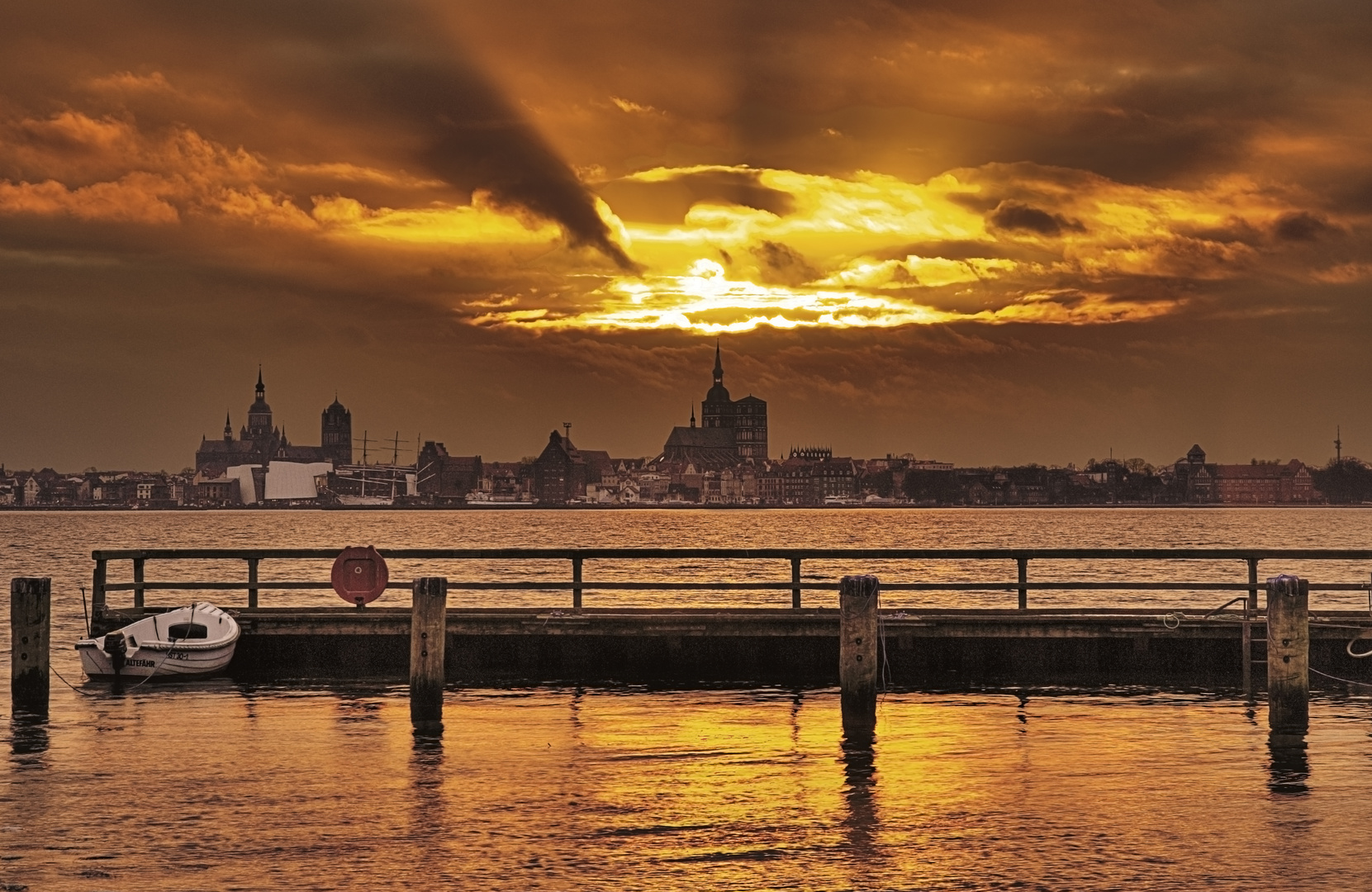 Blick auf Stralsund bei Sonnenuntergang