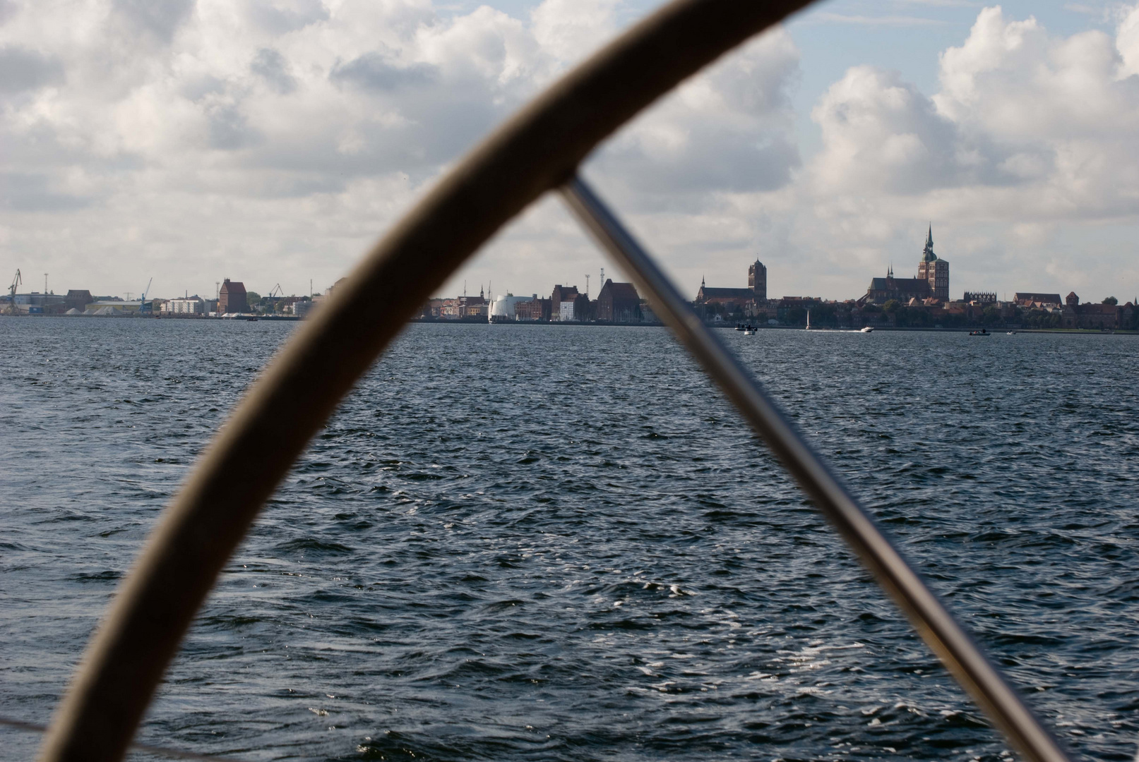 Blick auf Stralsund von der Segelyacht aus