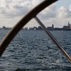 Blick auf Stralsund von der Segelyacht aus