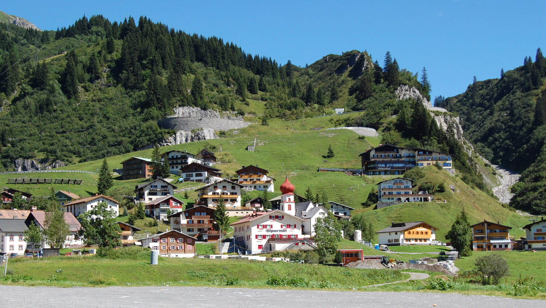 Blick auf Stuben am Fuße des Arlbergs