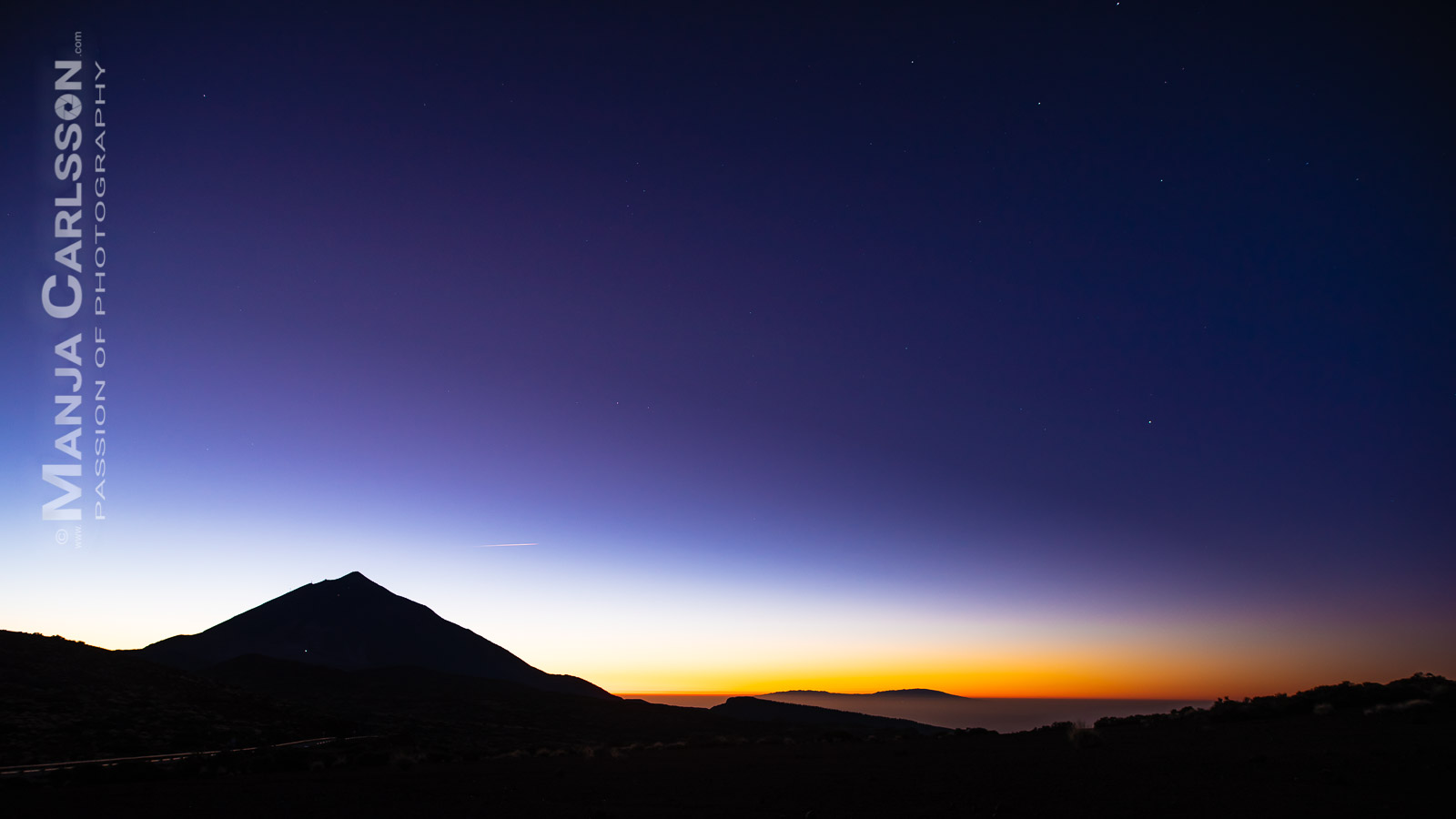 Blick auf Teide (Teneriffa) und Nachbarinsel La Palma am Abendhimmel 