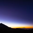 Blick auf Teide (Teneriffa) und Nachbarinsel La Palma am Abendhimmel 