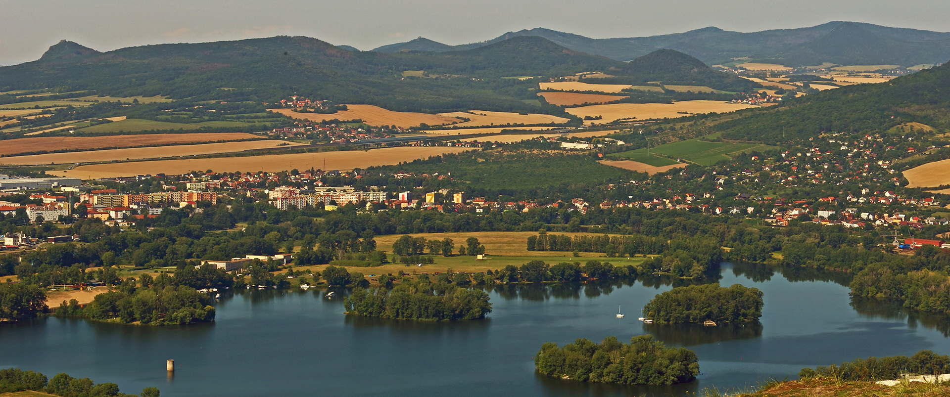 Blick auf Teile von Leitmeritz und Lovosice und einen der Seen vom Radobyl...