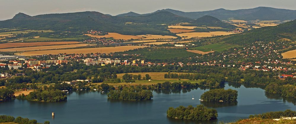 Blick auf Teile von Leitmeritz und Lovosice und einen der Seen vom Radobyl...