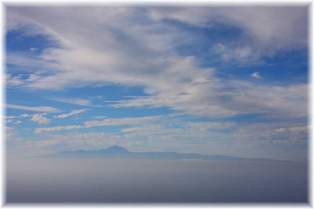 Blick auf Teneriffa von der Steilküste Gran Canarias