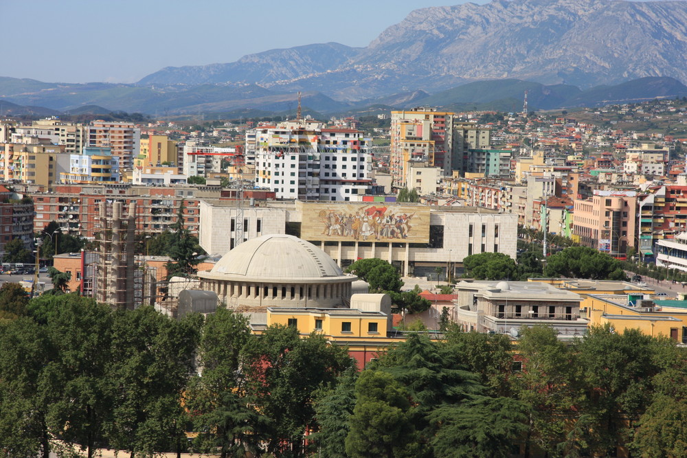 Blick auf Tirana und Nationalmuseum