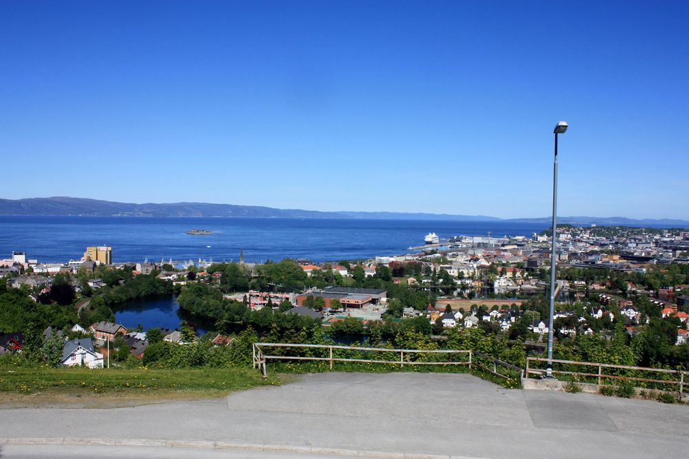 Blick auf Trondheims Innenstadt und Fjord (Text wichtig)