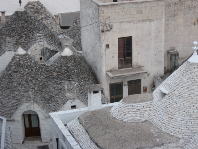 Blick auf Trullidächer im Zentrum von Alberobello/BA