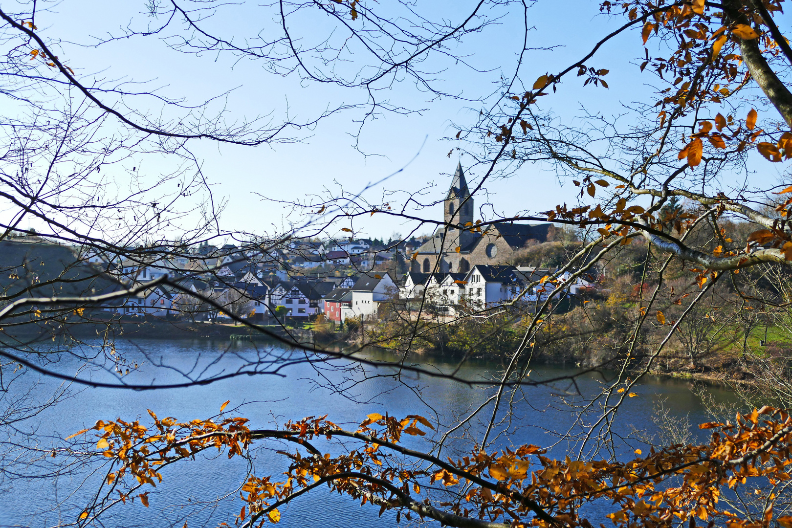 Blick auf Ulmen und das Ulmener Maar