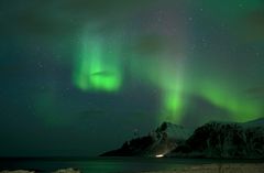 Blick auf Vikten im Polarlicht