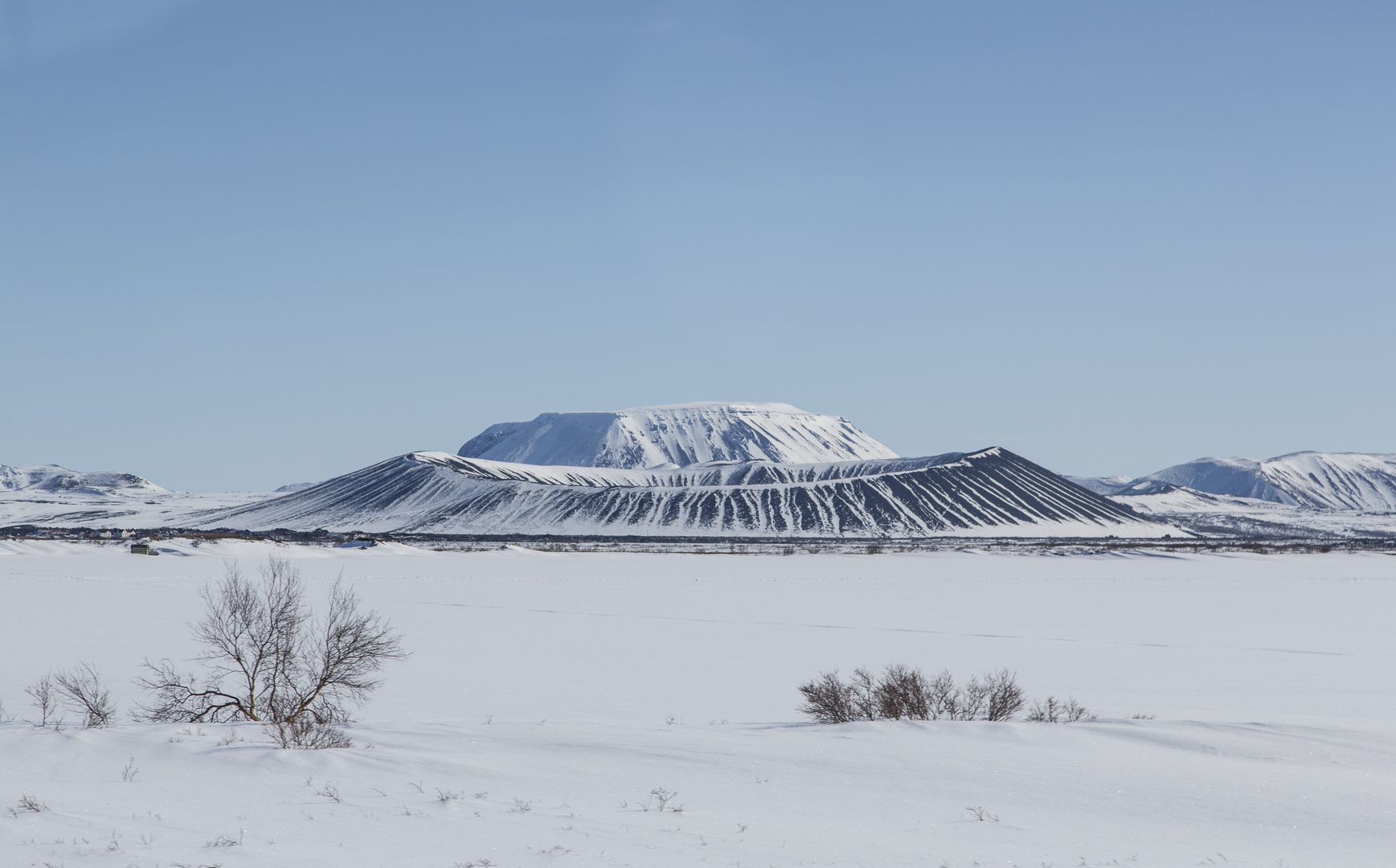 Blick auf Vulkan Hverfell von Dimmoborgir aus