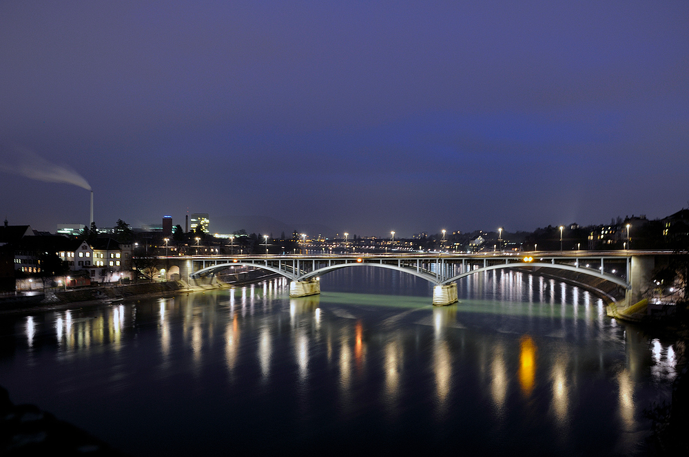 Blick auf Wettsteinbrücke in Basel zur Blauenstunde 3.2.11