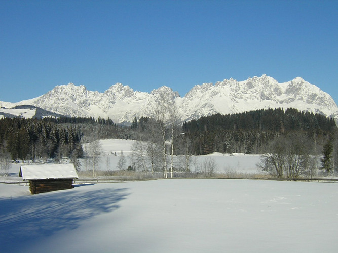 Blick auf Wilden Kaiser mit Schwarzsee im Vordergrund