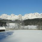 Blick auf Wilden Kaiser mit Schwarzsee im Vordergrund