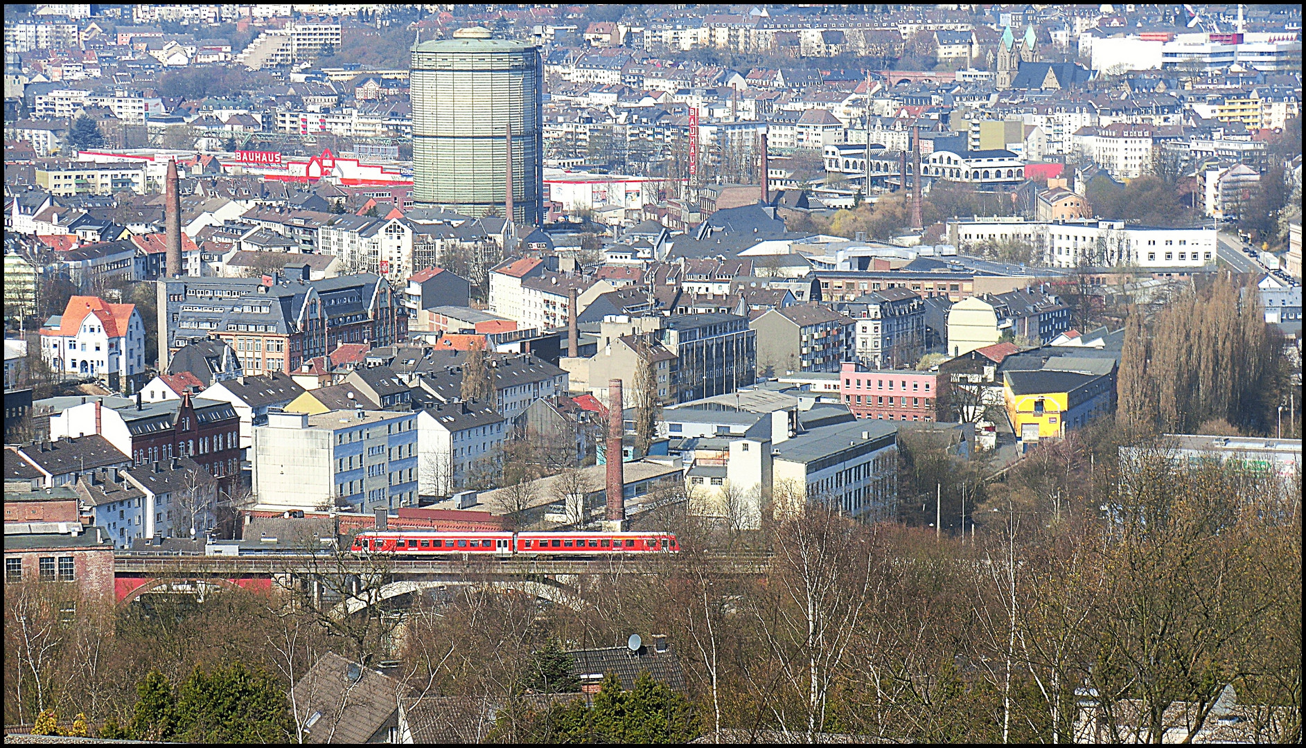 Blick auf Wuppertal-Heckinghausen mit Gaskessel und Wuppertal-Oberbarmen