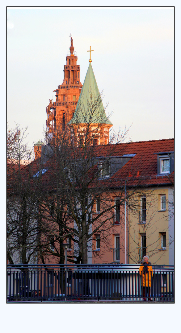 Blick auf zwei Kirchen