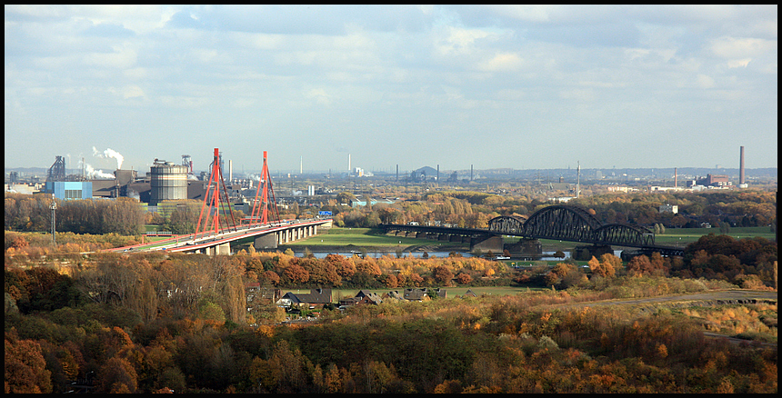 Blick auf zwei Rheinbrücken