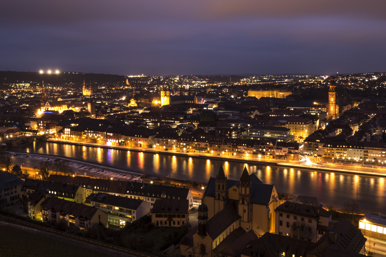 Blick aufs abendliche Würzburg von der Marienfestung