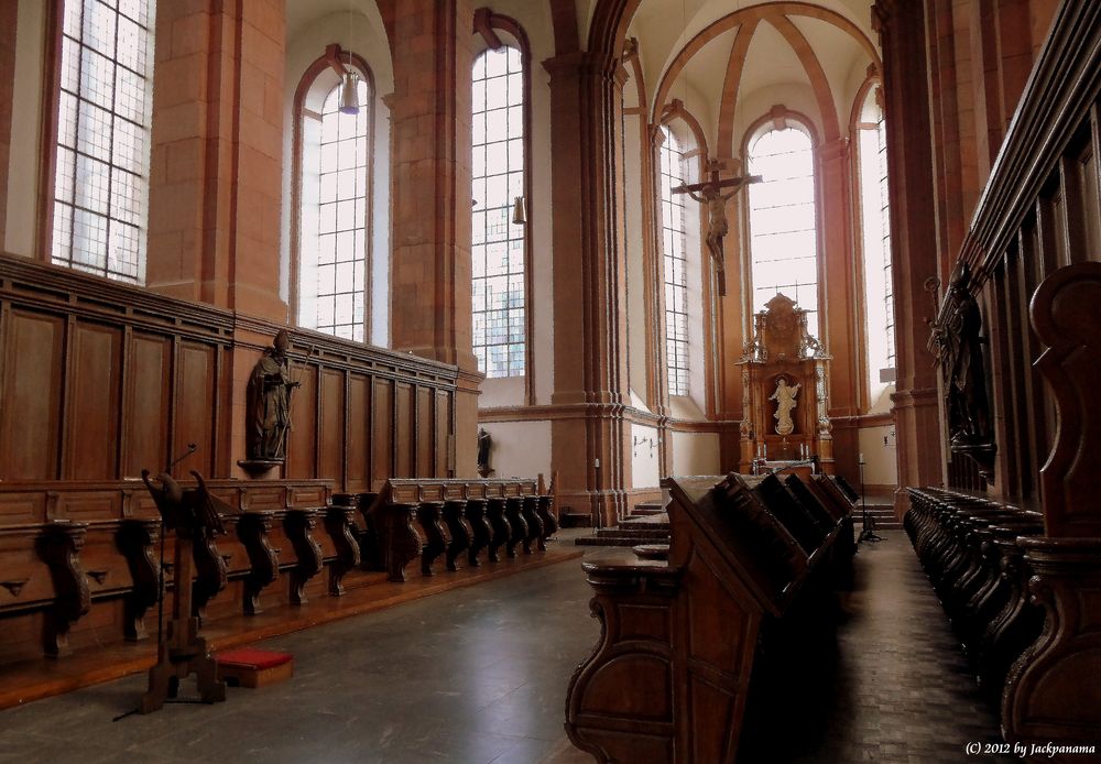 Blick aufs Chorgestühl in der Abtei Himmerod aus einer anderen Perspektive