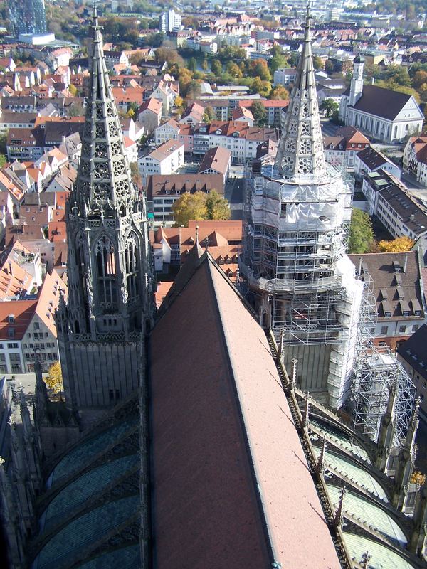 Blick auf`s Dach vom Höchste Kirchturm der Welt das Ulmer Münster