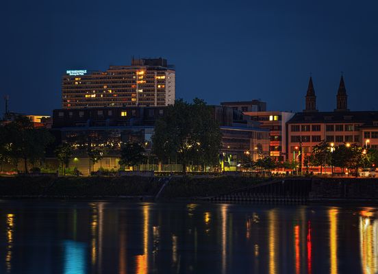 Blick auf`s Mosch Hochhaus, die Zentralbank und die Kirchtürme der St.Ludwig Kirche