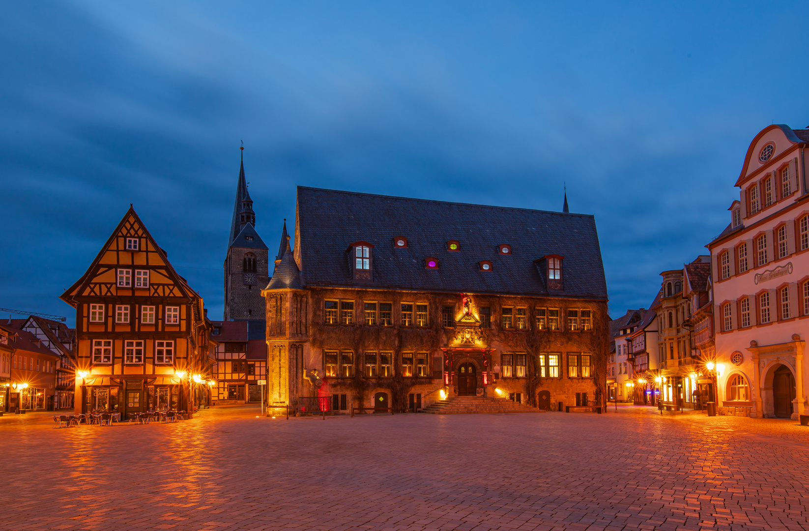 Blick aufs Rathaus mit Marktplatz in Quedlinburg