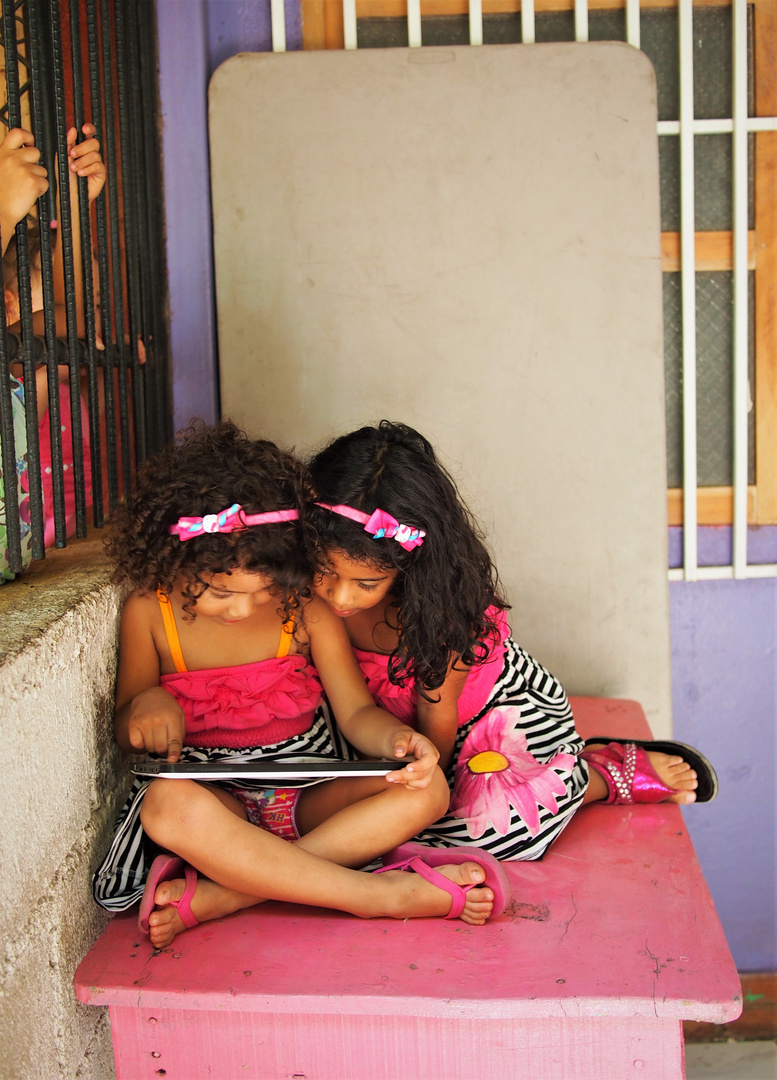 Blick aufs Tablet - kleine Mädchen in Managua
