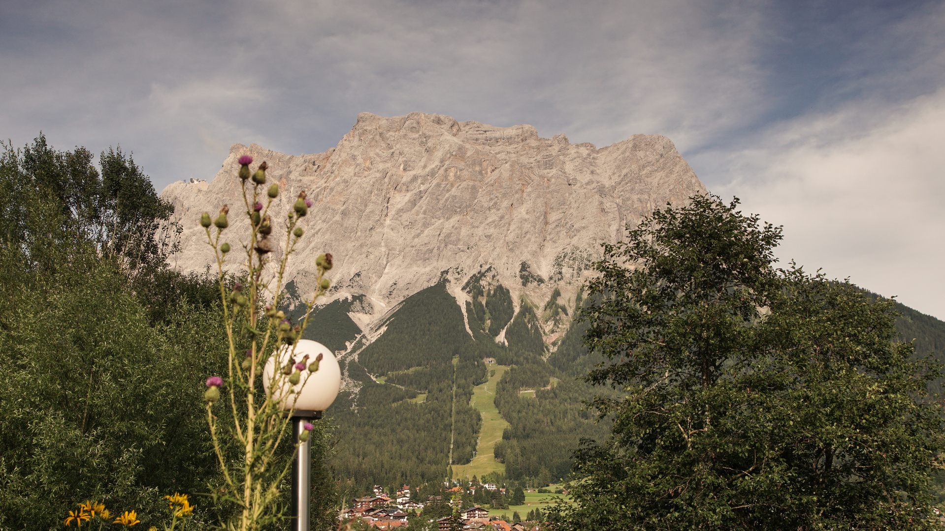 Blick auf`s Zugspitzmassiv von Lermoos aus