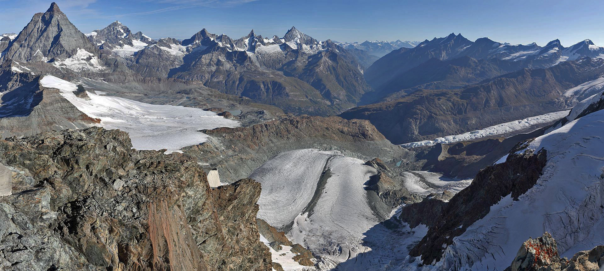 Blick aus 3883m vom KleinMatterhorn neu auf die Gipfel um Zermatt im Wallis