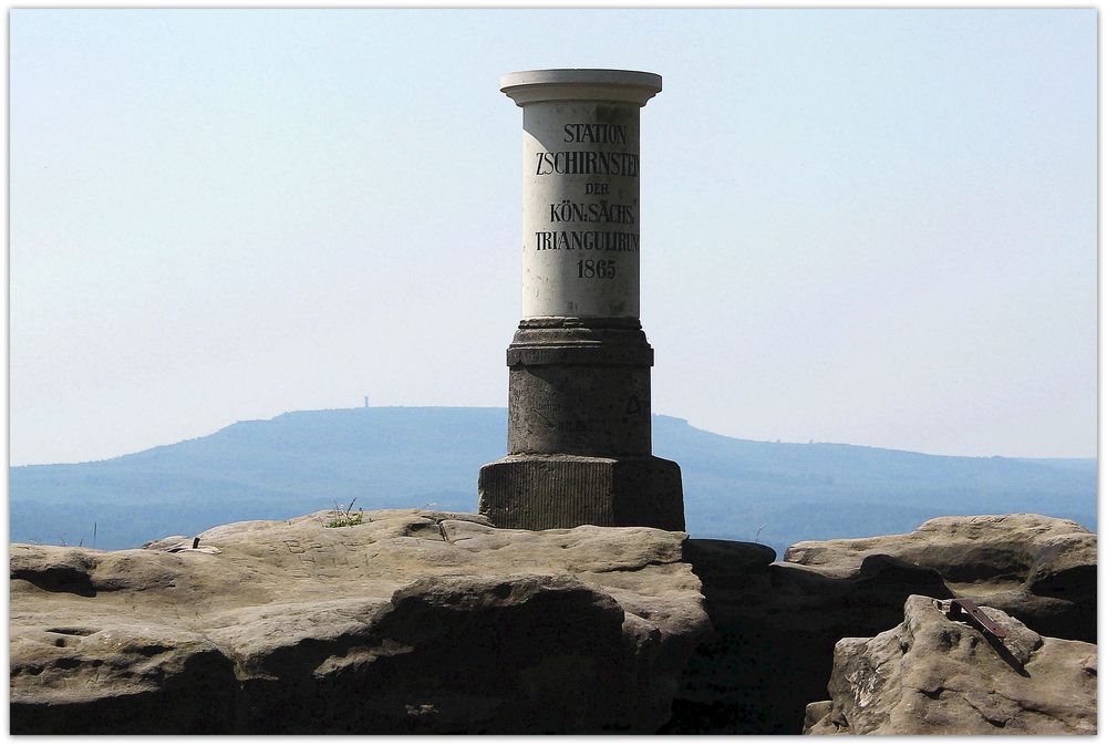 Blick aus 562 Metern Höhe auf den Schneeberg im Böhmischen, der mit 723 Metern Höhe der höchste Berg