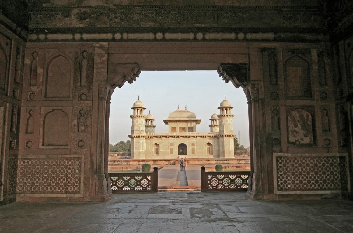 Blick aus dem Anbau zum "Baby Taj" in Agra im angrenzenden Garten