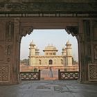 Blick aus dem Anbau zum "Baby Taj" in Agra im angrenzenden Garten