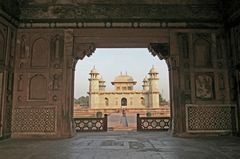 Blick aus dem Anbau zum "Baby Taj" in Agra im angrenzenden Garten