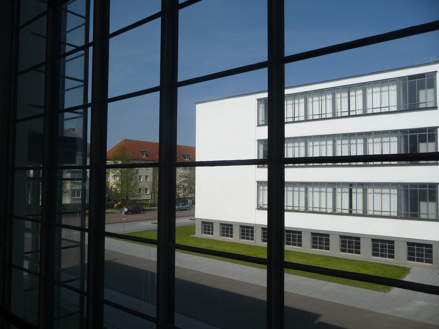 Blick aus dem Bauhaus zu Dessau