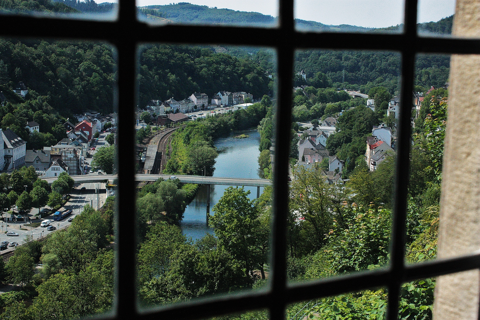 Blick aus dem Burgfenster auf Altena