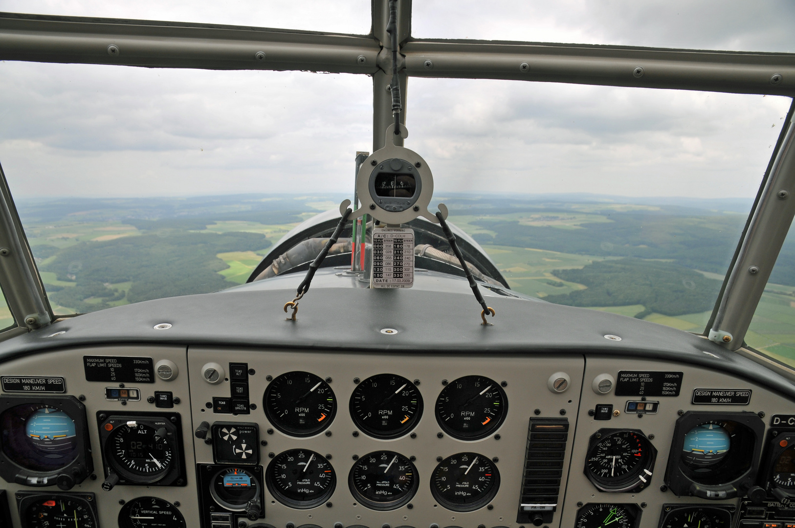 - Blick aus dem Cockpit der Ju-52 -