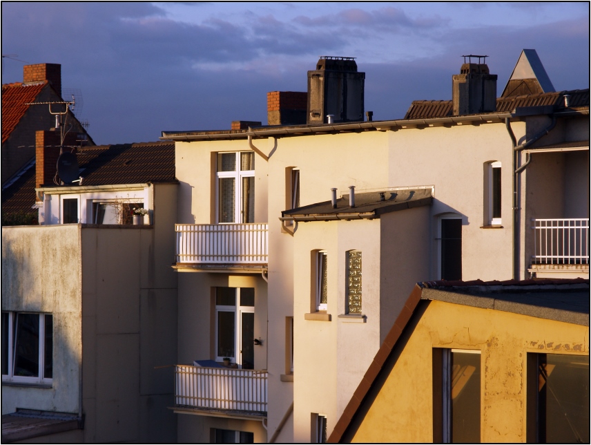 Blick aus dem Fenster im Abendlicht