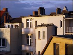 Blick aus dem Fenster im Abendlicht