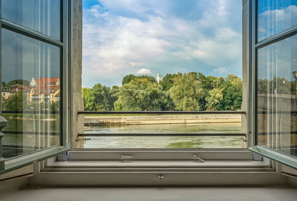 Blick aus dem Fenster in Regensburg Foto & Bild world