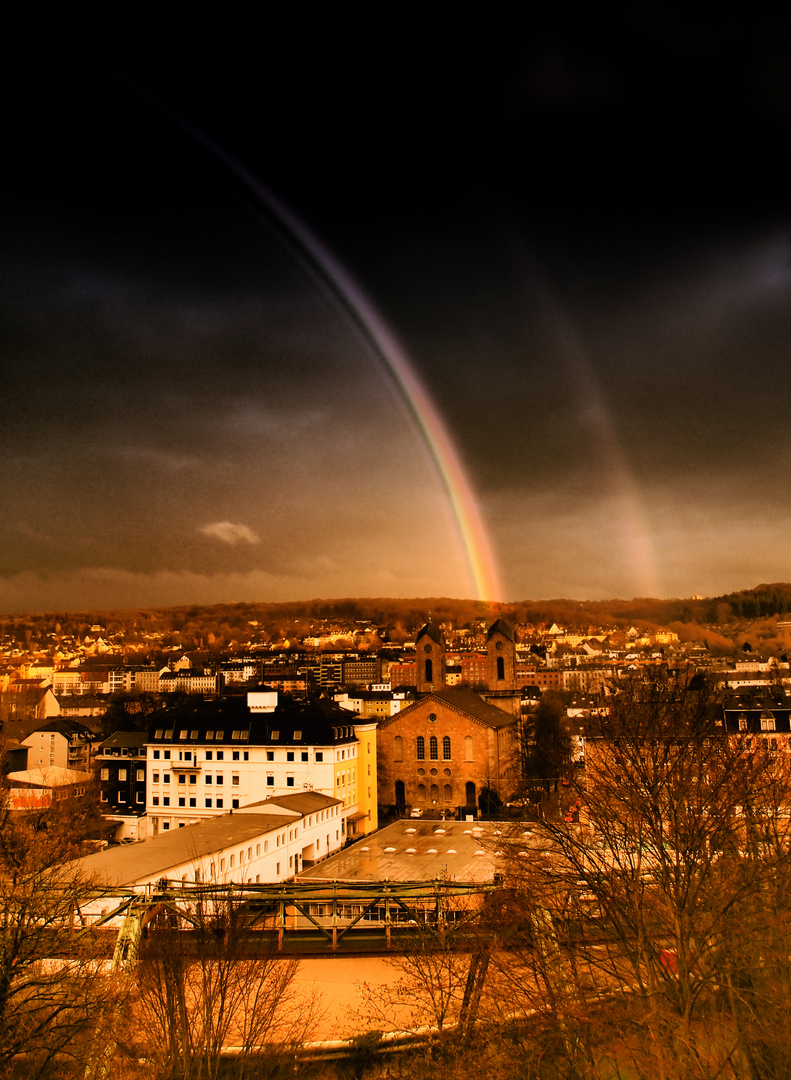 Blick aus dem Fenster - Regenbogen über Wuppertal