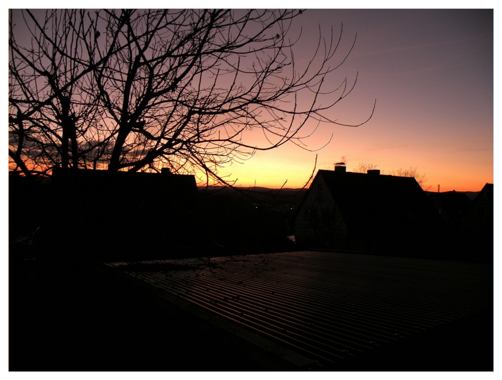 Blick aus dem Fenster ;Sonnenuntergang am 1,Weihnachtstag um 17:00Uhr.